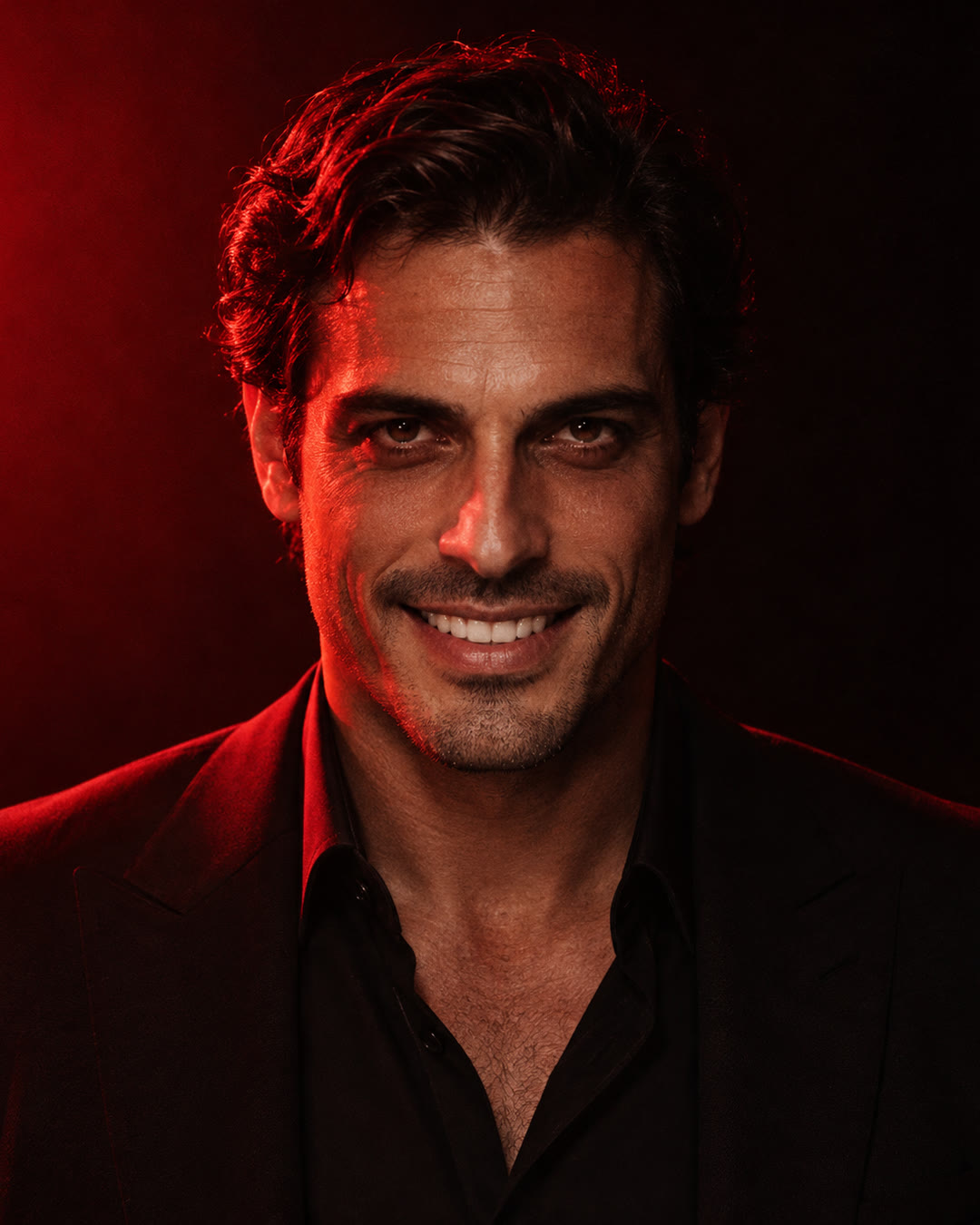 Un uomo con un sorriso perfetto e gli occhi freddi